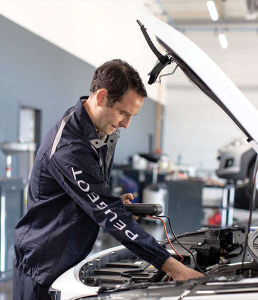 Майстер перевіряє стан акумулятора на автомобілі Peugeot