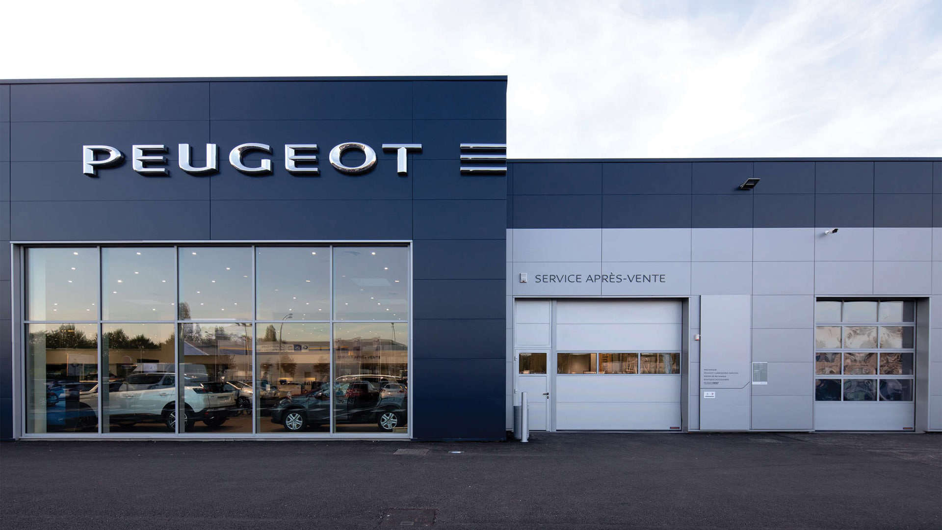 Автосалон Peugeot з вулиці