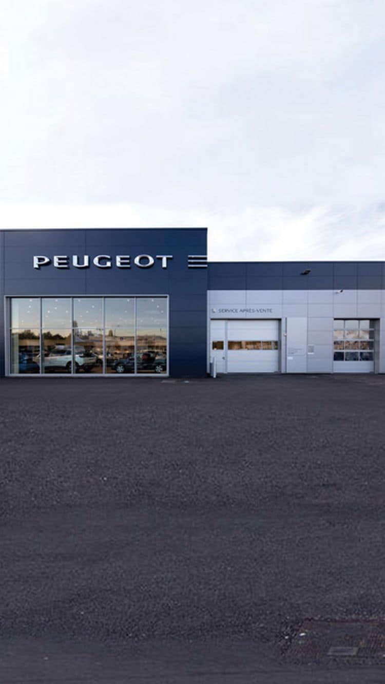 Автосалон Peugeot з вулиці