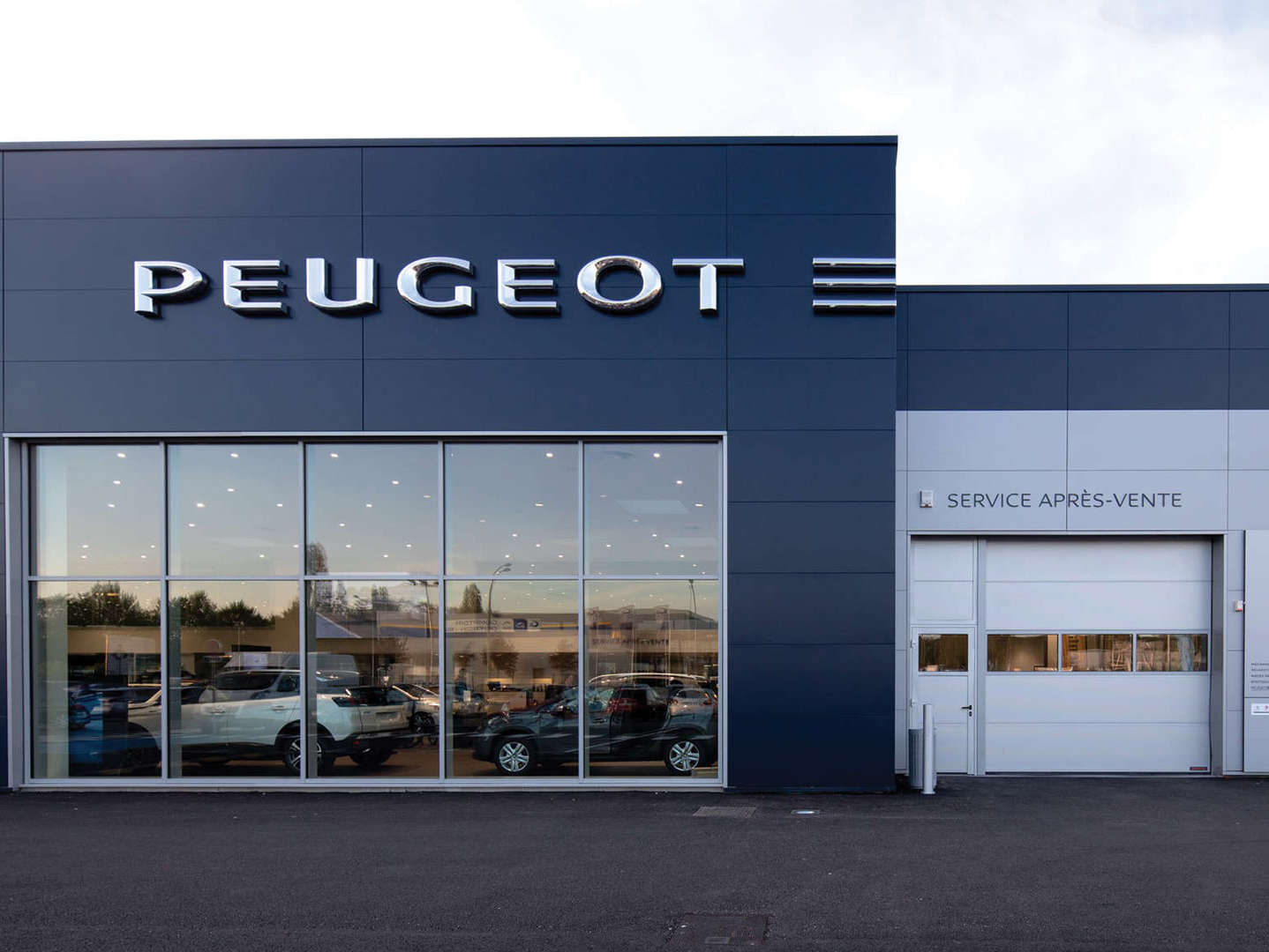 Автосалон Peugeot з вулиці
