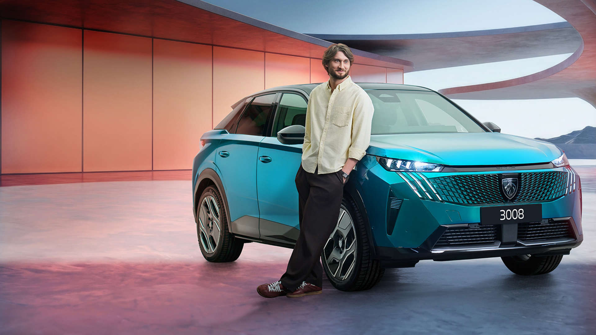 Художній керівник хору «Гомін» Вадим Яценко біля кросовера Peugeot 3008, зовнішній вигляд