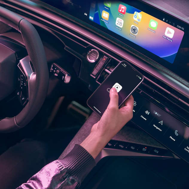 Рука тримає смартфон у салоні Peugeot 3008