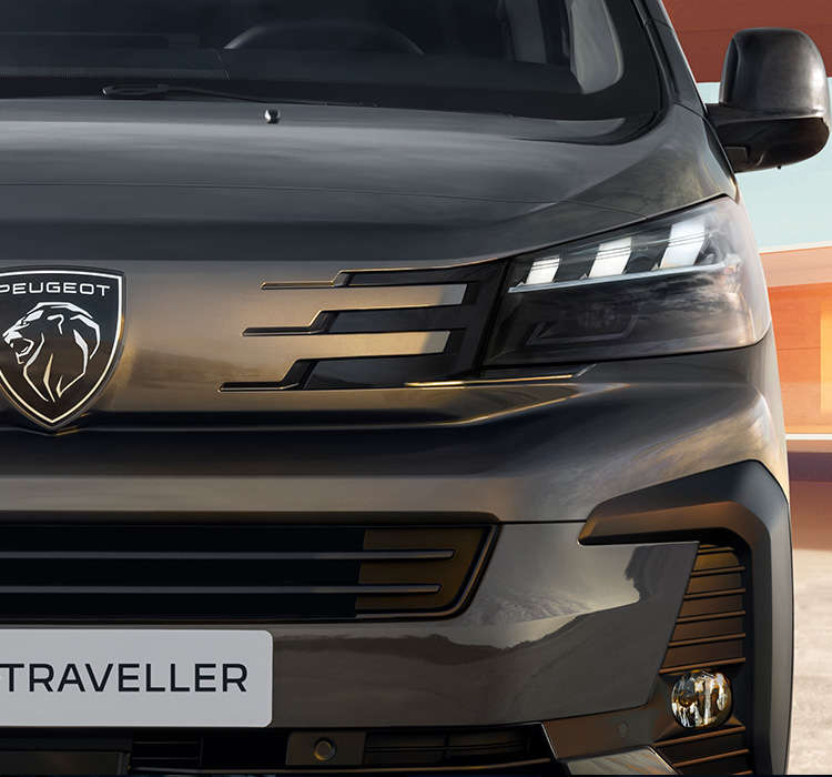 Емблема Peugeot на радіаторній решітці Peugeot Traveller