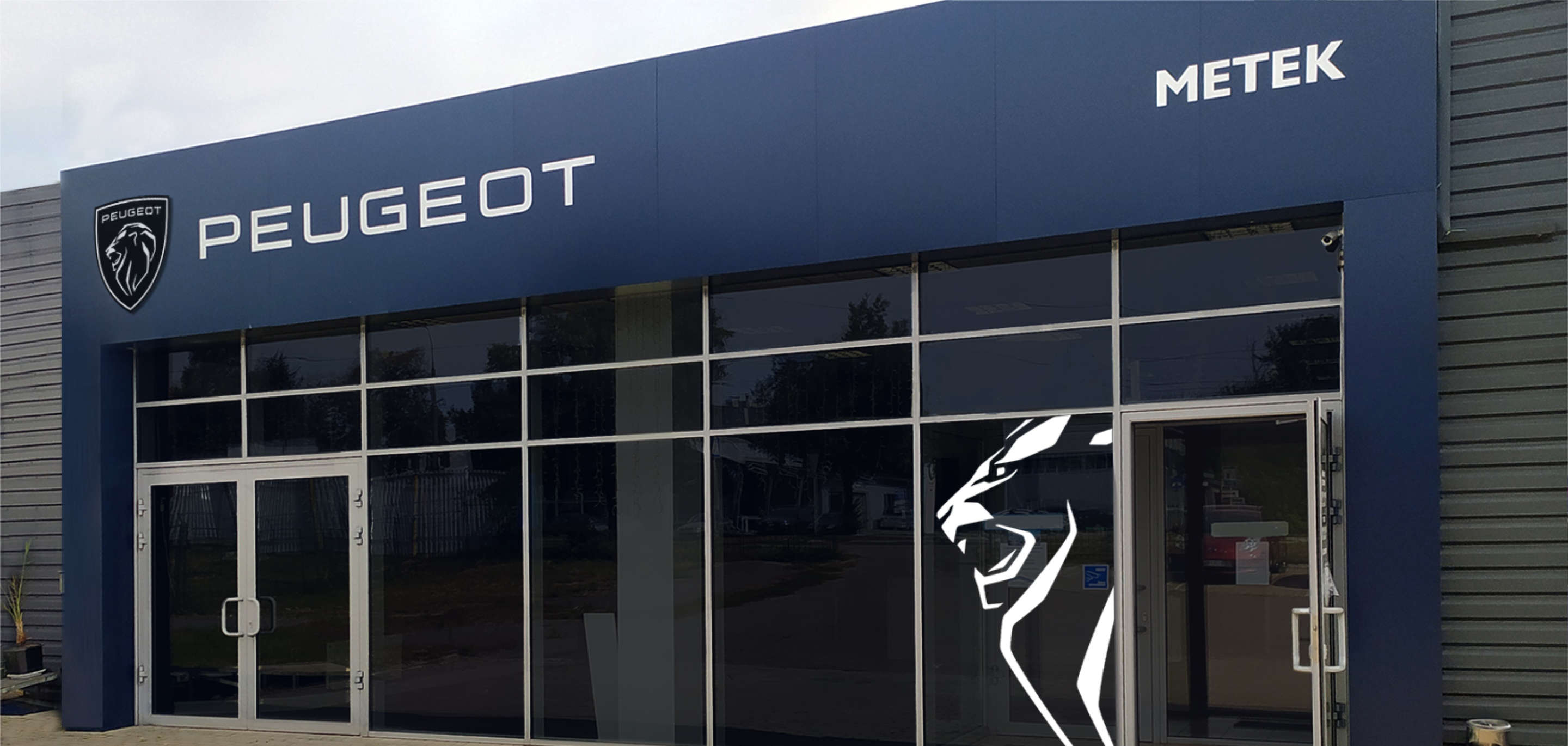 Фасад автосалону Peugeot «Метек» у Чернігові