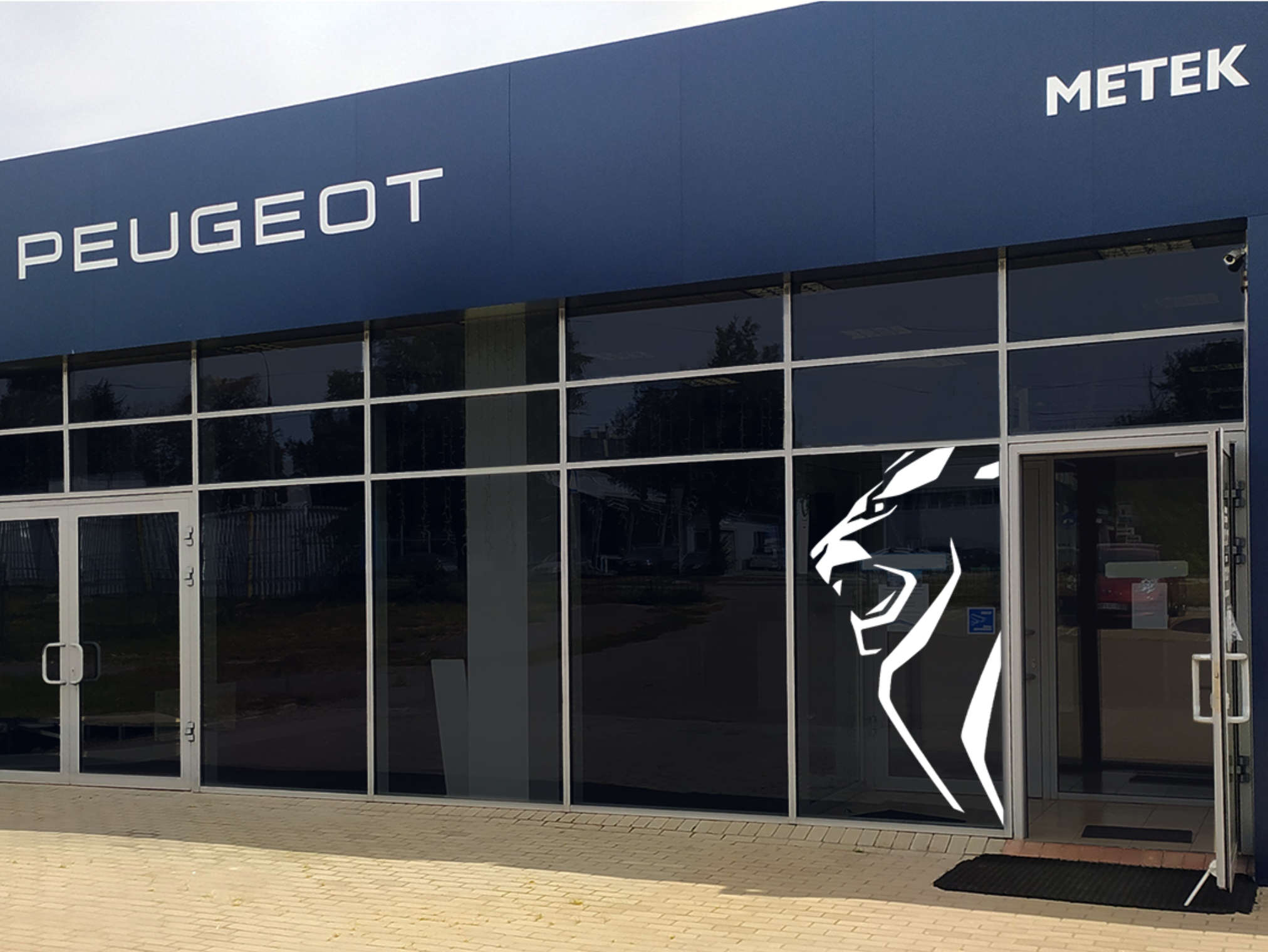 Фасад автосалону Peugeot «Метек» у Чернігові