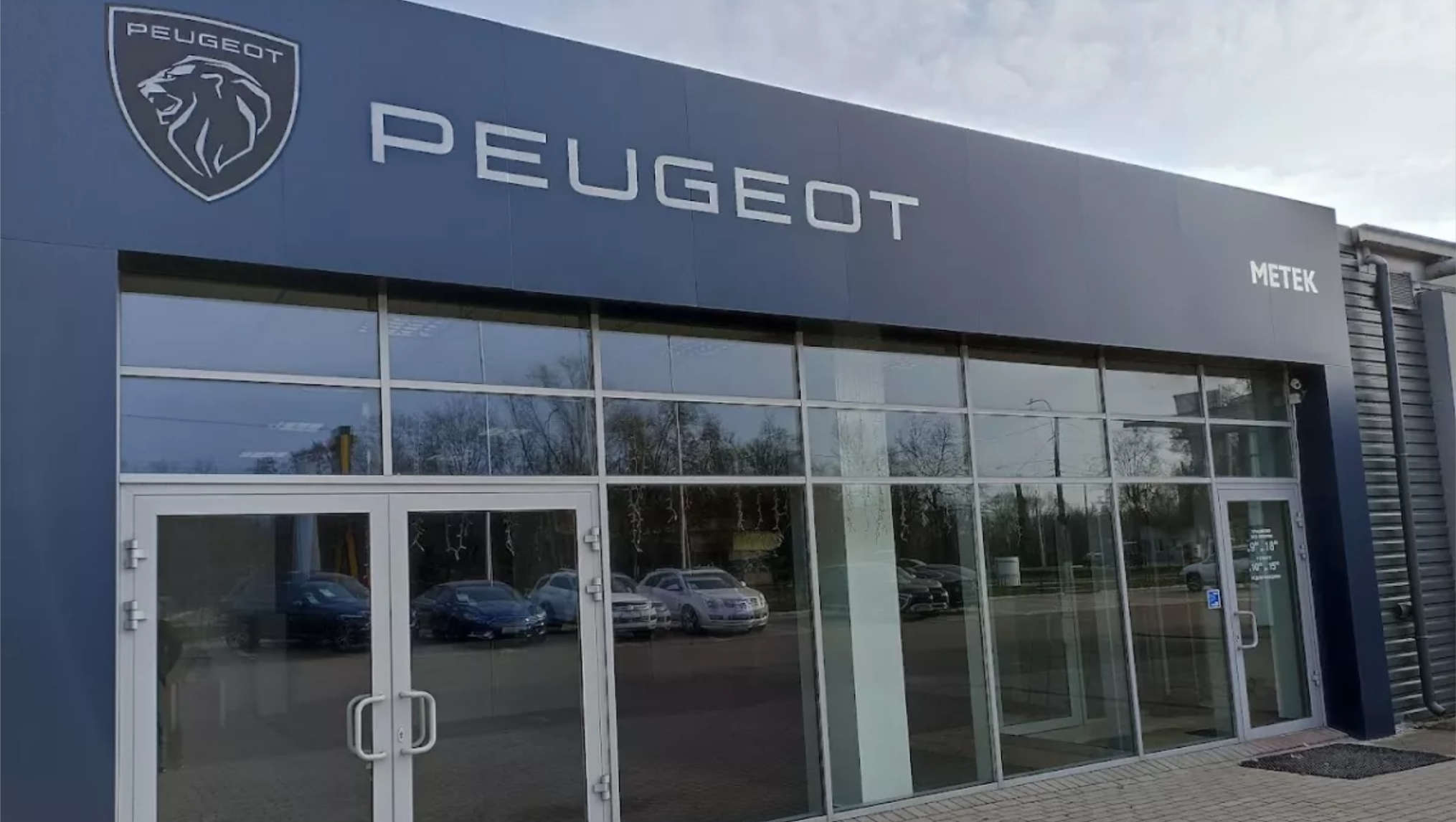Фасад автосалону Peugeot «Метек» у Чернігові