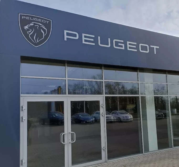 Фасад автосалону Peugeot «Метек» у Чернігові